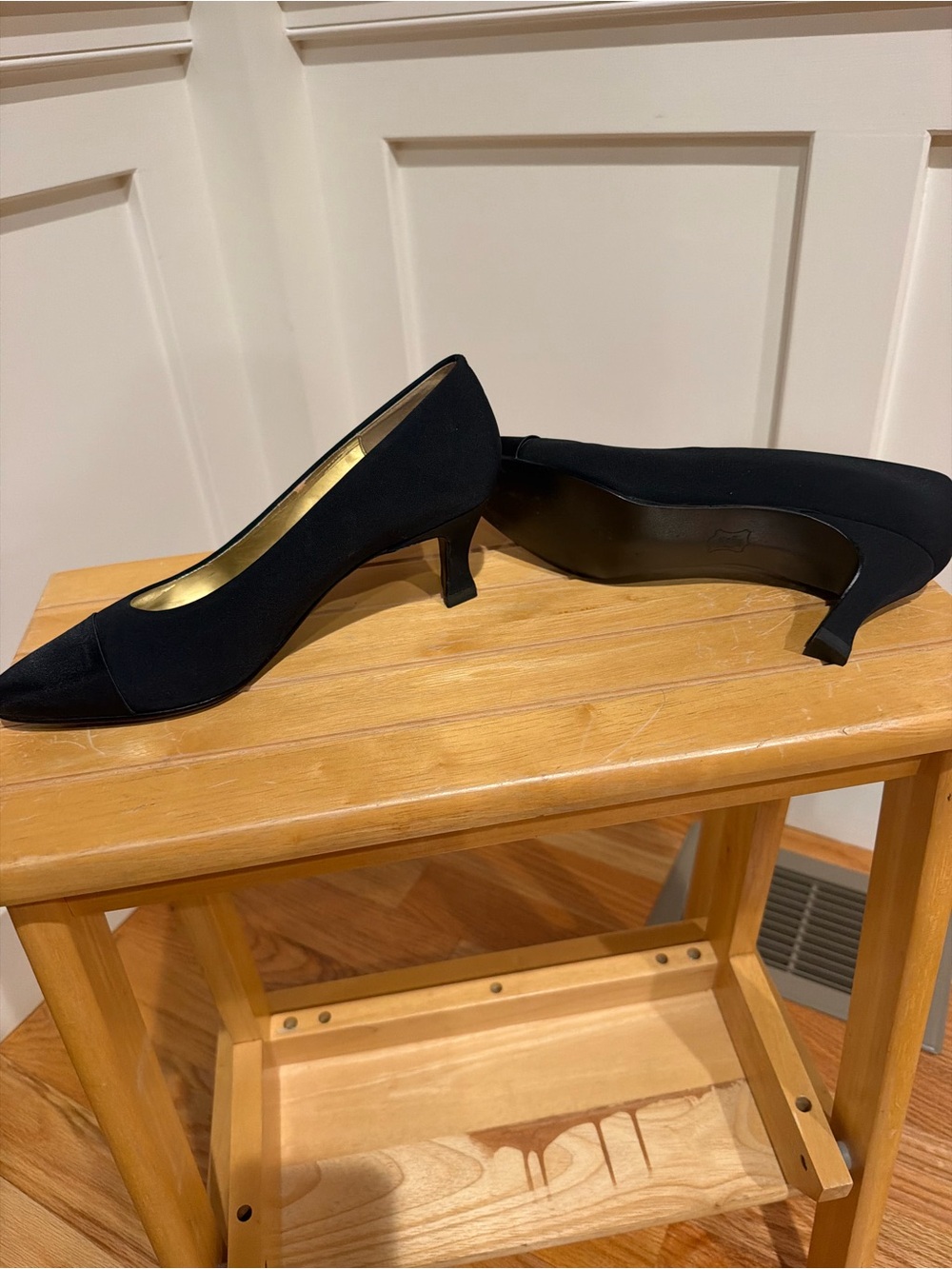 Black Pointed-Toe Low Heel Pumps - Women's